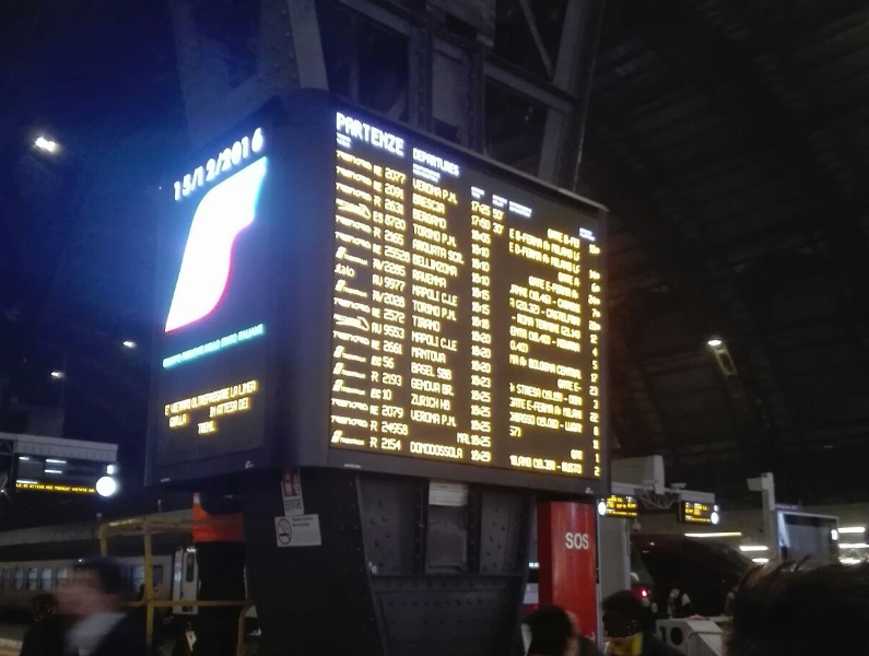 Struttura di sostegno per pannello informativo alla stazione centrale di Milano