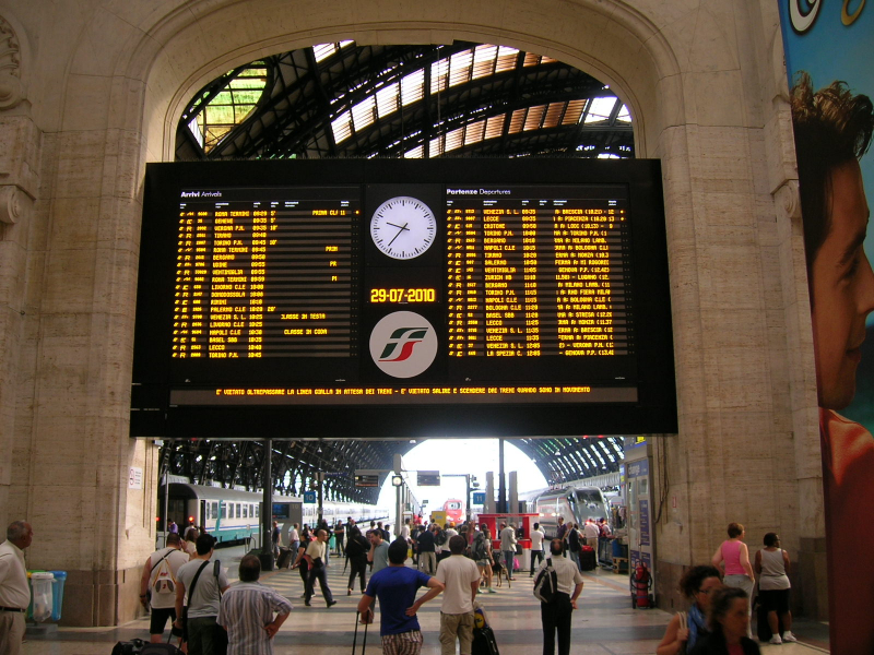 Struttura di sostegno dei pannelli informativi della Stazione di Milano