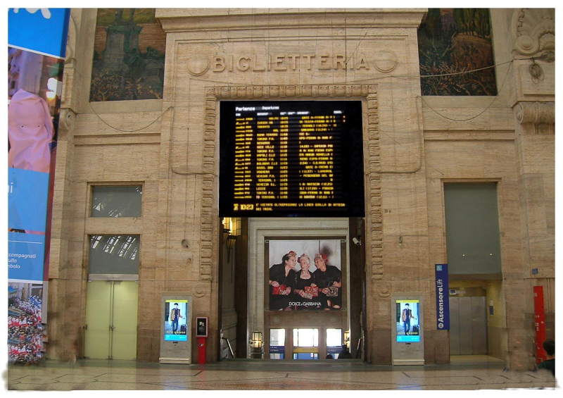 Struttura di sostegno per tabelloni informativi nella Stazione di Milano