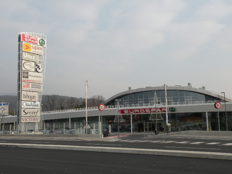 Costruzione di insegna di esercizio a Totem a Cividale